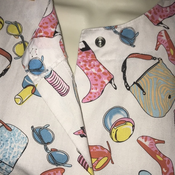 EXPO XS long sleeved scrub top top button damaged - Picture 2 of 4